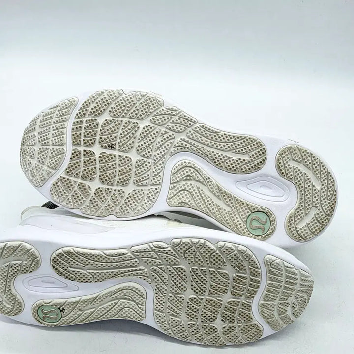 [SOLD OUT] 룰루레몬 우먼스 블리스필 런 화이트 (240)