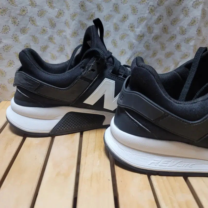 [BUNJANG] New Balance 247 Manticore Black White Sneakers / 뉴발란스 247 운동화 270