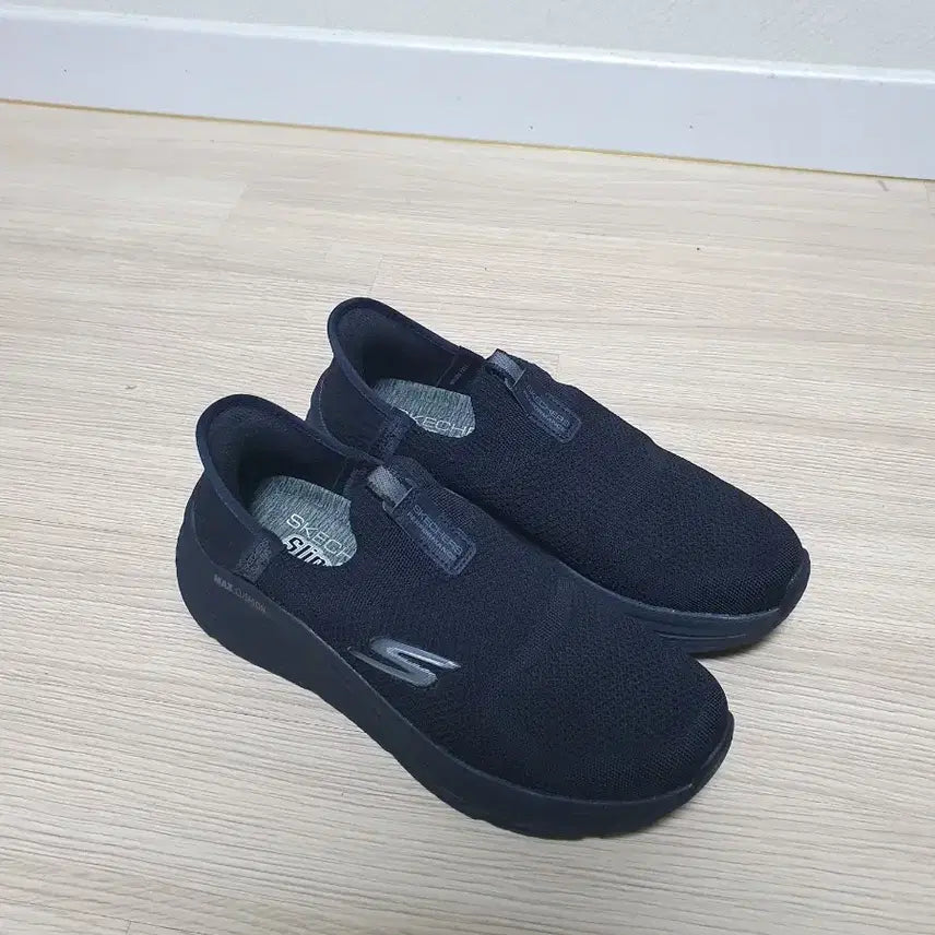 [BUNJANG] Skechers Max Cushioning Slip-on 245 Sneakers / 스케쳐스 맥스쿠셔닝 슬립온 245