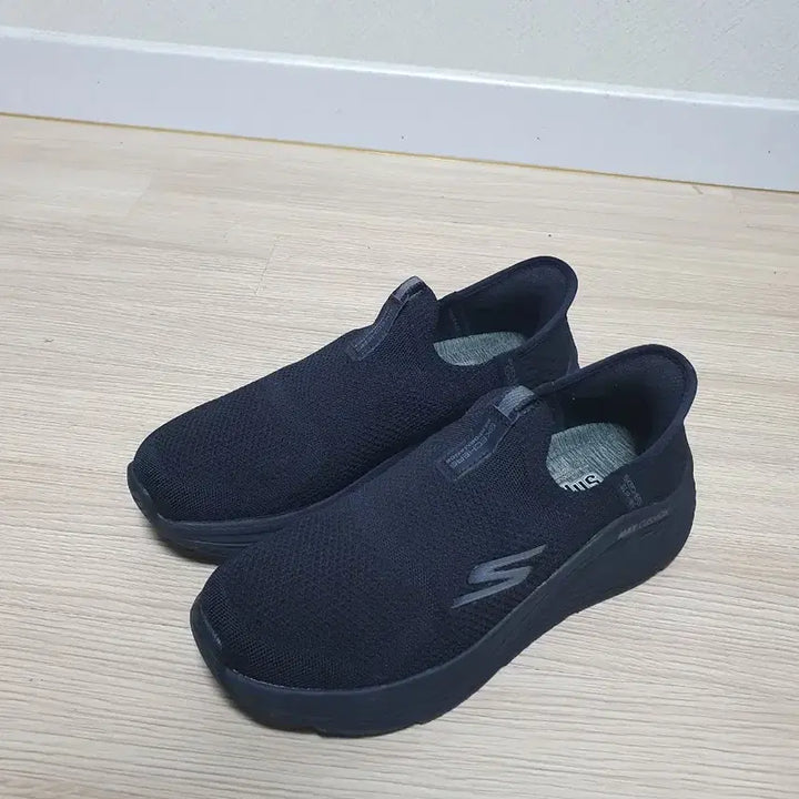 [BUNJANG] Skechers Max Cushioning Slip-on 245 Sneakers / 스케쳐스 맥스쿠셔닝 슬립온 245