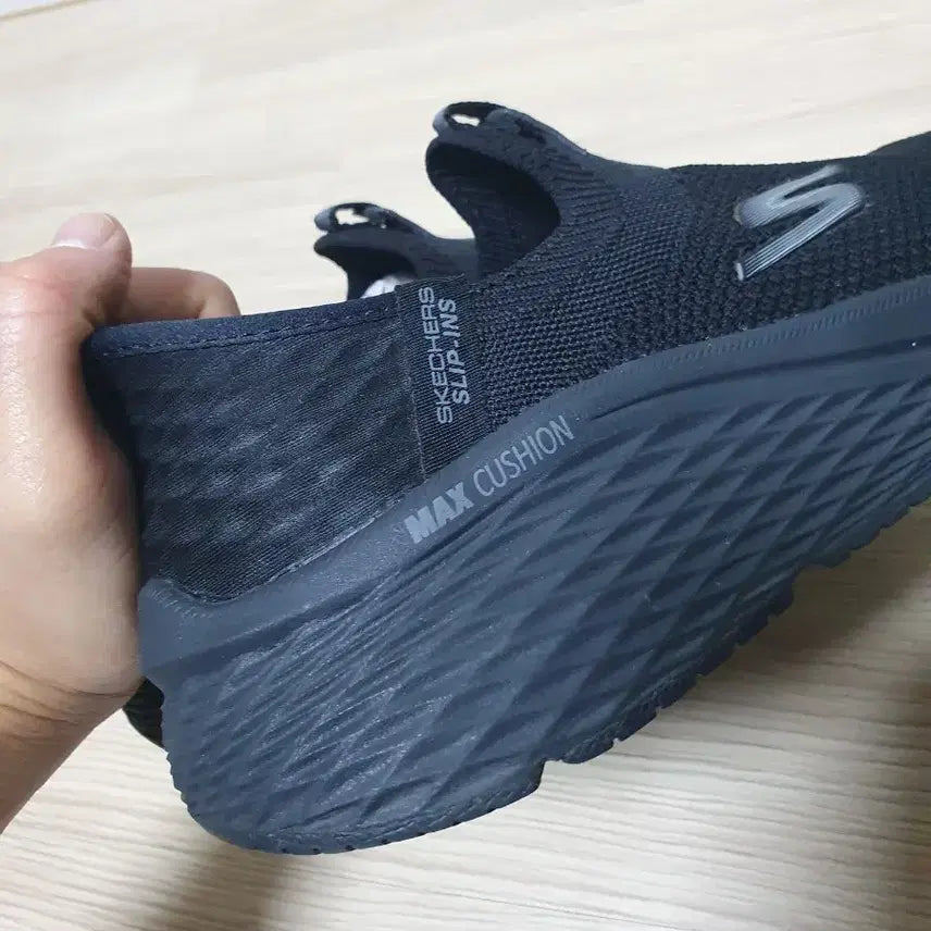[BUNJANG] Skechers Max Cushioning Slip-on 245 Sneakers / 스케쳐스 맥스쿠셔닝 슬립온 245