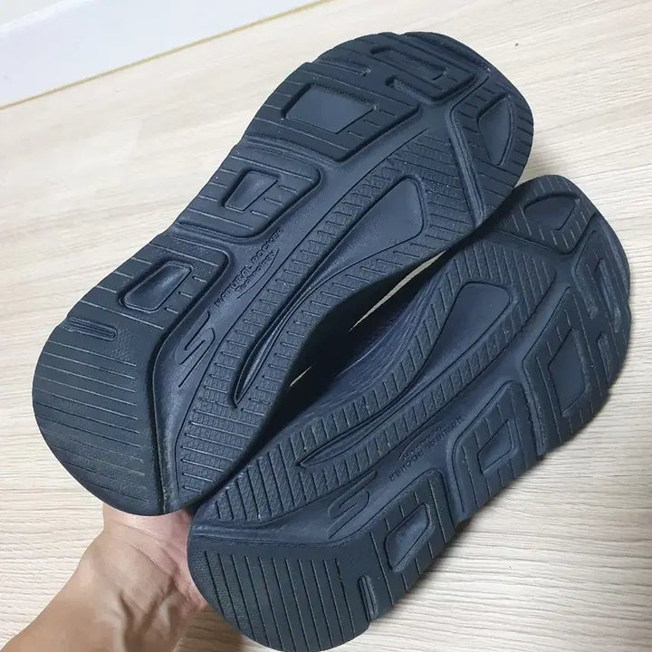[BUNJANG] Skechers Max Cushioning Slip-on 245 Sneakers / 스케쳐스 맥스쿠셔닝 슬립온 245