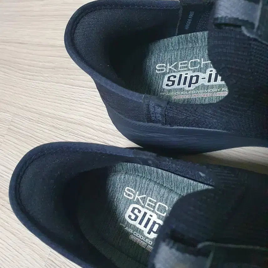 [BUNJANG] Skechers Max Cushioning Slip-on 245 Sneakers / 스케쳐스 맥스쿠셔닝 슬립온 245