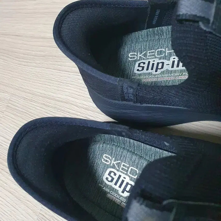 [BUNJANG] Skechers Max Cushioning Slip-on 245 Sneakers / 스케쳐스 맥스쿠셔닝 슬립온 245