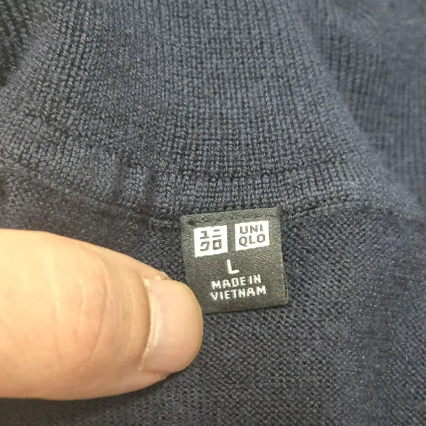[BUNJANG] Uniqlo Merino Wool Turtleneck Sweater (Navy) - Size M / 유니클로 메리노울 터틀넥 스웨터 M 네이비
