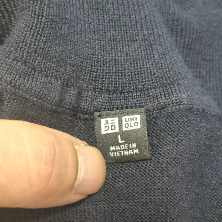 [BUNJANG] Uniqlo Merino Wool Turtleneck Sweater (Navy) - Size M / 유니클로 메리노울 터틀넥 스웨터 M 네이비