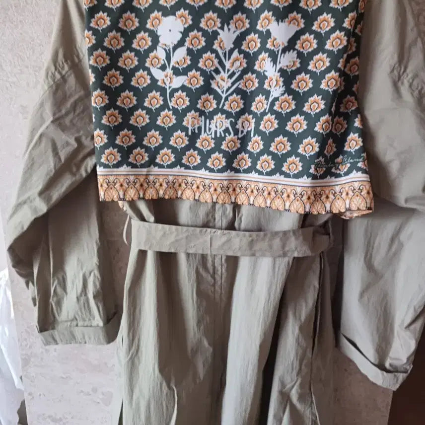 [SOLD OUT] 써스데이아일랜드 트렌치코트