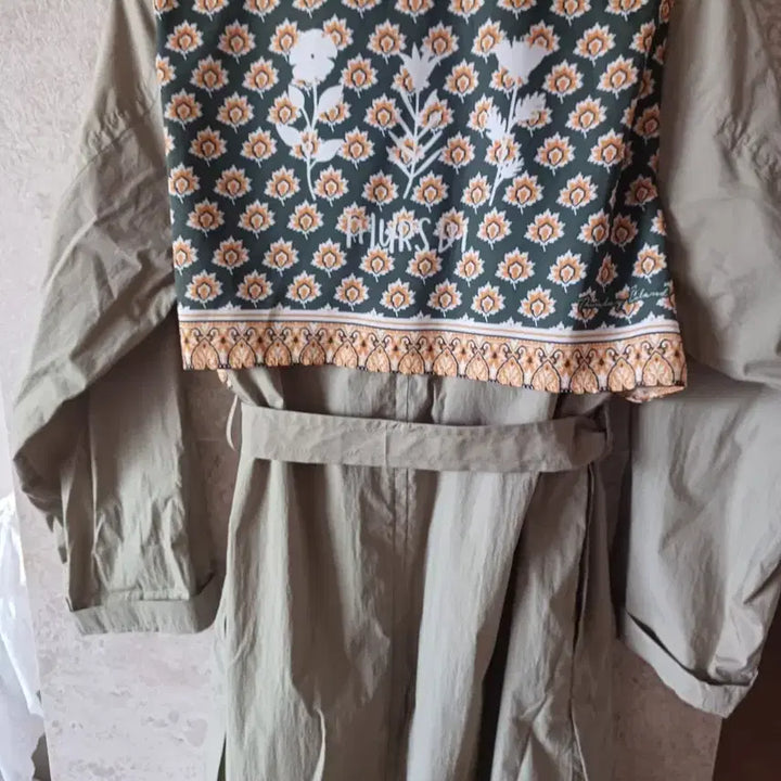[SOLD OUT] 써스데이아일랜드 트렌치코트