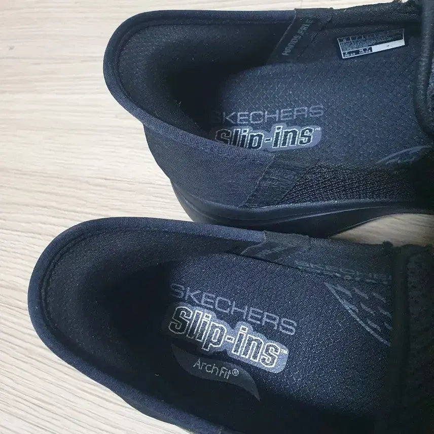 [SOLD OUT] 스케쳐스 아치핏 슬립온 블랙 260