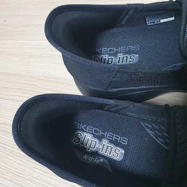 [SOLD OUT] 스케쳐스 아치핏 슬립온 블랙 260