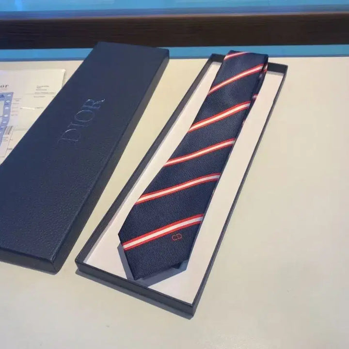 [SOLD OUT] 버버리 세련되고 우아한 남성용 넥타이