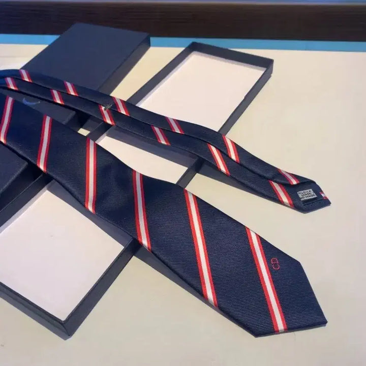 [SOLD OUT] 버버리 세련되고 우아한 남성용 넥타이
