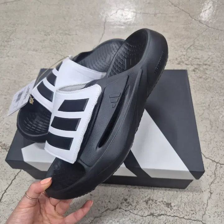 [BUNJANG] Adidas Lightblaze Slide Black White / 아디다스 라이트블레이즈 슬라이드 블랙 화이트