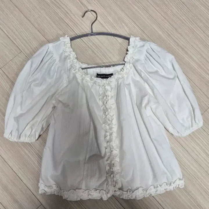 [BUNJANG] 8ight Days a Week Short Sleeve Blouse / 에잇데이즈어위크 반팔 블라우스 새상품
