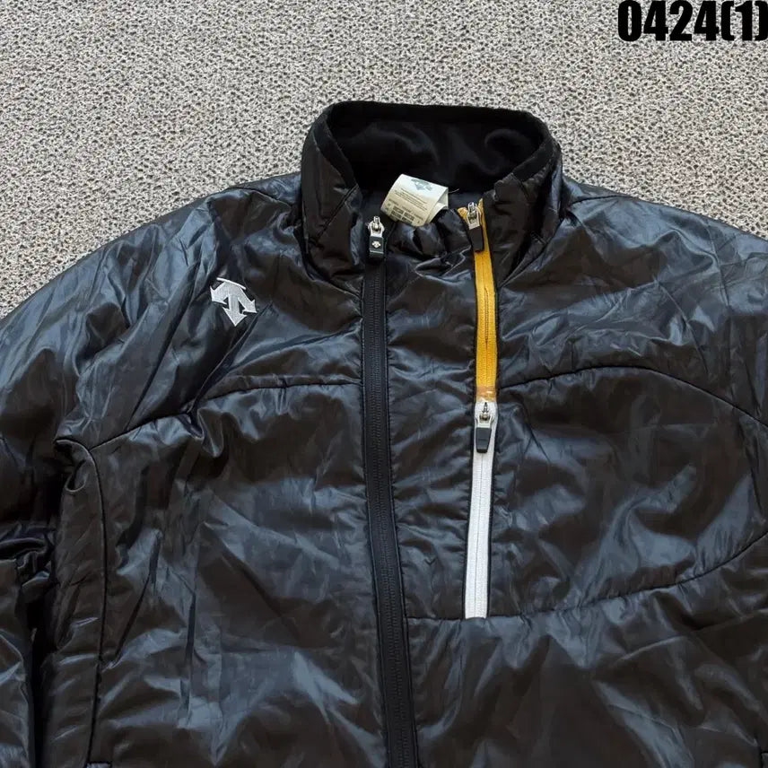 [SOLD OUT] 데상트 블랙 바람막이 점퍼 M