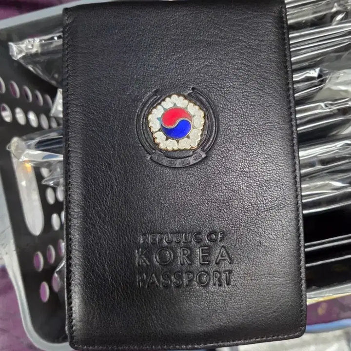 [BUNJANG] South Korea Passport Holder with Taegeuk Symbol / 미사용 대한민국 여권 지갑 태극마크 패스포드 세게 여권 파워 2위의