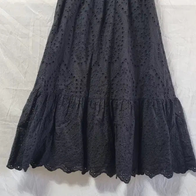 [BUNJANG] Black Punching Lace Long Skirt / 펀칭 레이스 자수 롱 스커트 블랙