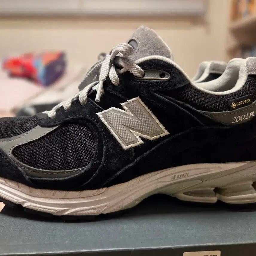 [BUNJANG] New Balance 2002R Gore-Tex Black Silver Metallic Sneakers / 뉴발란스 2002R 고어텍스 블랙 실버 메탈릭 270mm