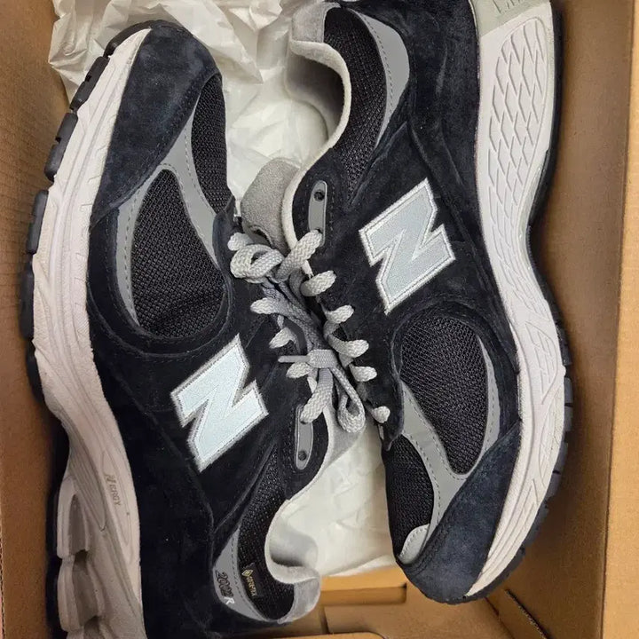 [BUNJANG] New Balance 2002R Gore-Tex Black Silver Metallic Sneakers / 뉴발란스 2002R 고어텍스 블랙 실버 메탈릭 270mm