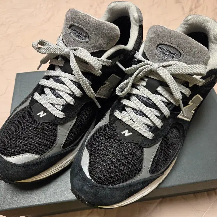 [BUNJANG] New Balance 2002R Gore-Tex Black Silver Metallic Sneakers / 뉴발란스 2002R 고어텍스 블랙 실버 메탈릭 270mm