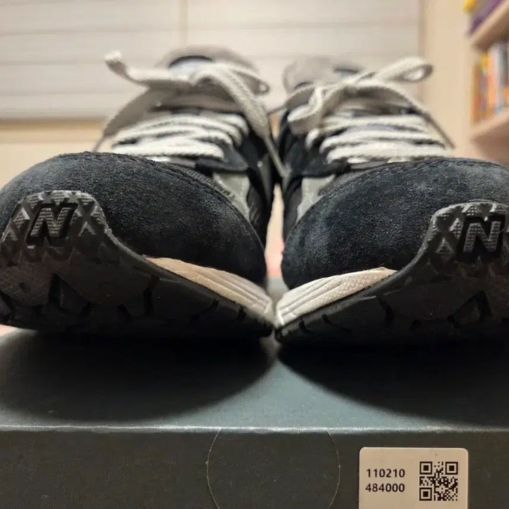 [BUNJANG] New Balance 2002R Gore-Tex Black Silver Metallic Sneakers / 뉴발란스 2002R 고어텍스 블랙 실버 메탈릭 270mm