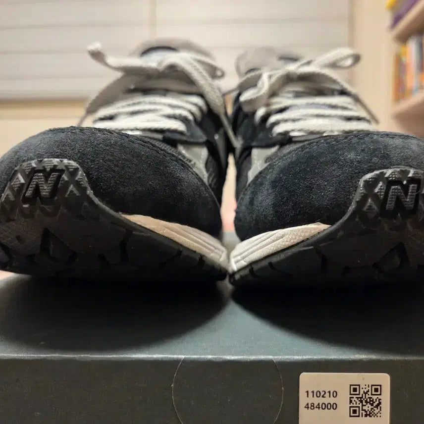 [BUNJANG] New Balance 2002R Gore-Tex Black Silver Metallic Sneakers / 뉴발란스 2002R 고어텍스 블랙 실버 메탈릭 270mm