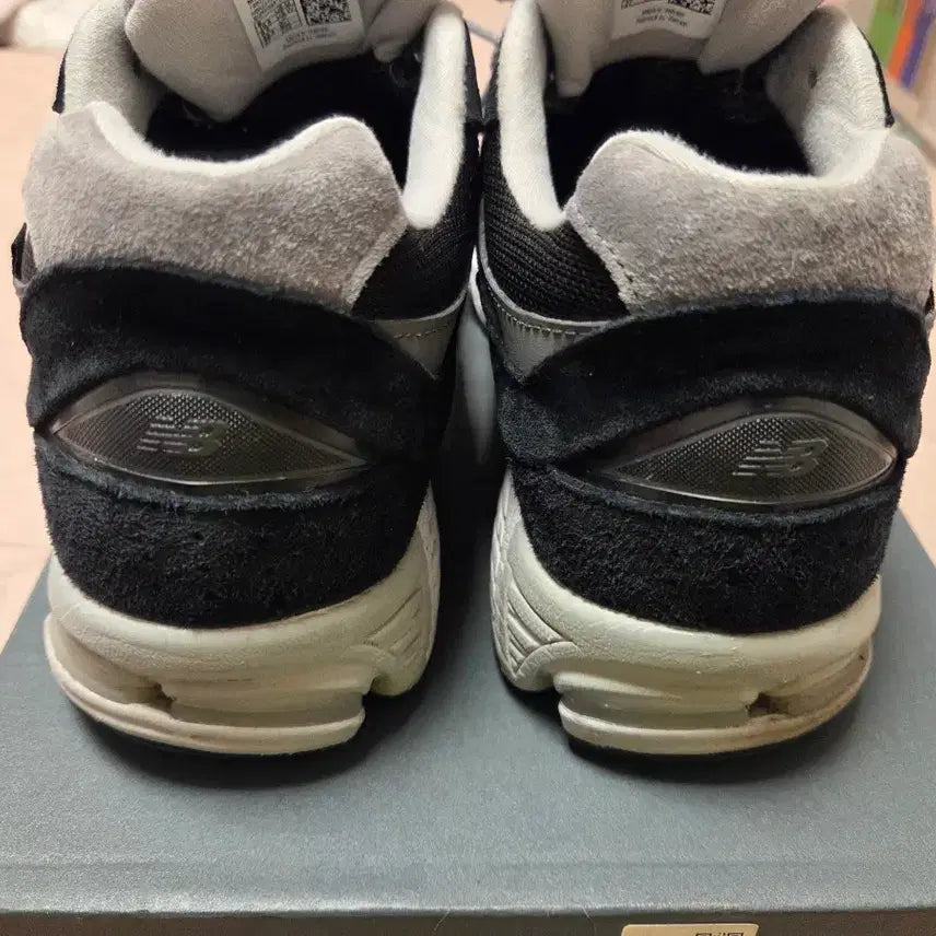 [BUNJANG] New Balance 2002R Gore-Tex Black Silver Metallic Sneakers / 뉴발란스 2002R 고어텍스 블랙 실버 메탈릭 270mm