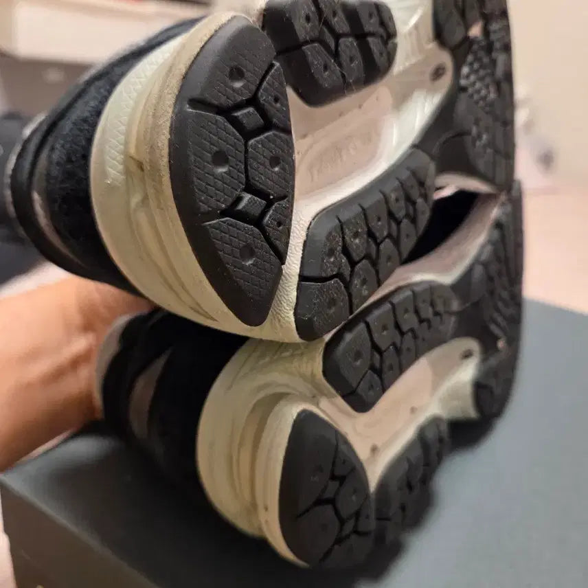[BUNJANG] New Balance 2002R Gore-Tex Black Silver Metallic Sneakers / 뉴발란스 2002R 고어텍스 블랙 실버 메탈릭 270mm