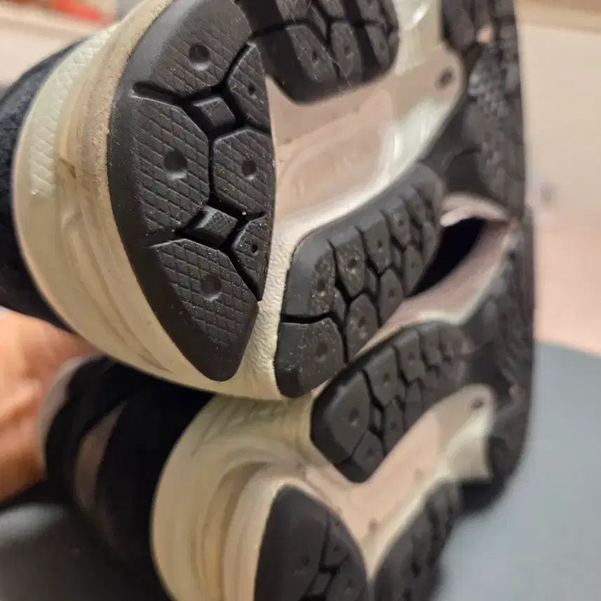 [BUNJANG] New Balance 2002R Gore-Tex Black Silver Metallic Sneakers / 뉴발란스 2002R 고어텍스 블랙 실버 메탈릭 270mm