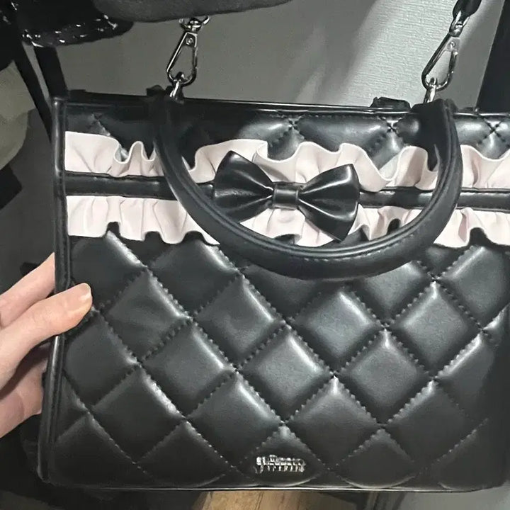 [BUNJANG] Plum Quilting Ribbon Tote Bag Black / 교판)plum 퀼팅 리본 토트백 블랙 피움 피움백 노에미 양지뢰 스나계
