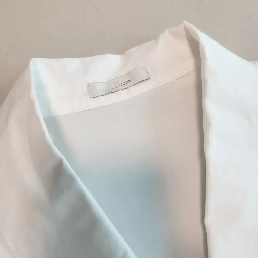[BUNJANG] jjjigott White Shirred Blouse Puff Sleeve Top / jj지고트 화이트 셔링 블라우스 반팔 퍼프 소매