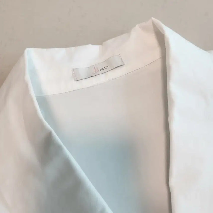 [BUNJANG] jjjigott White Shirred Blouse Puff Sleeve Top / jj지고트 화이트 셔링 블라우스 반팔 퍼프 소매
