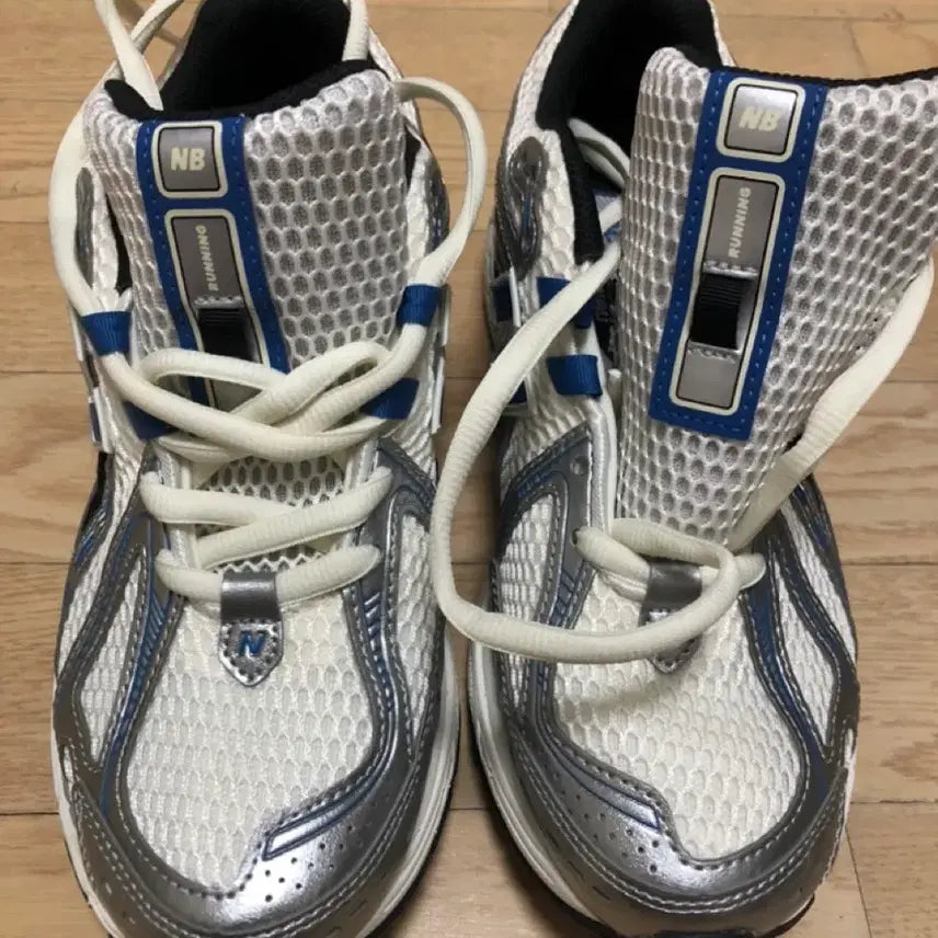 [SOLD OUT] 뉴발란스1906R 메탈릭실버블루 255사이즈 새것 팜