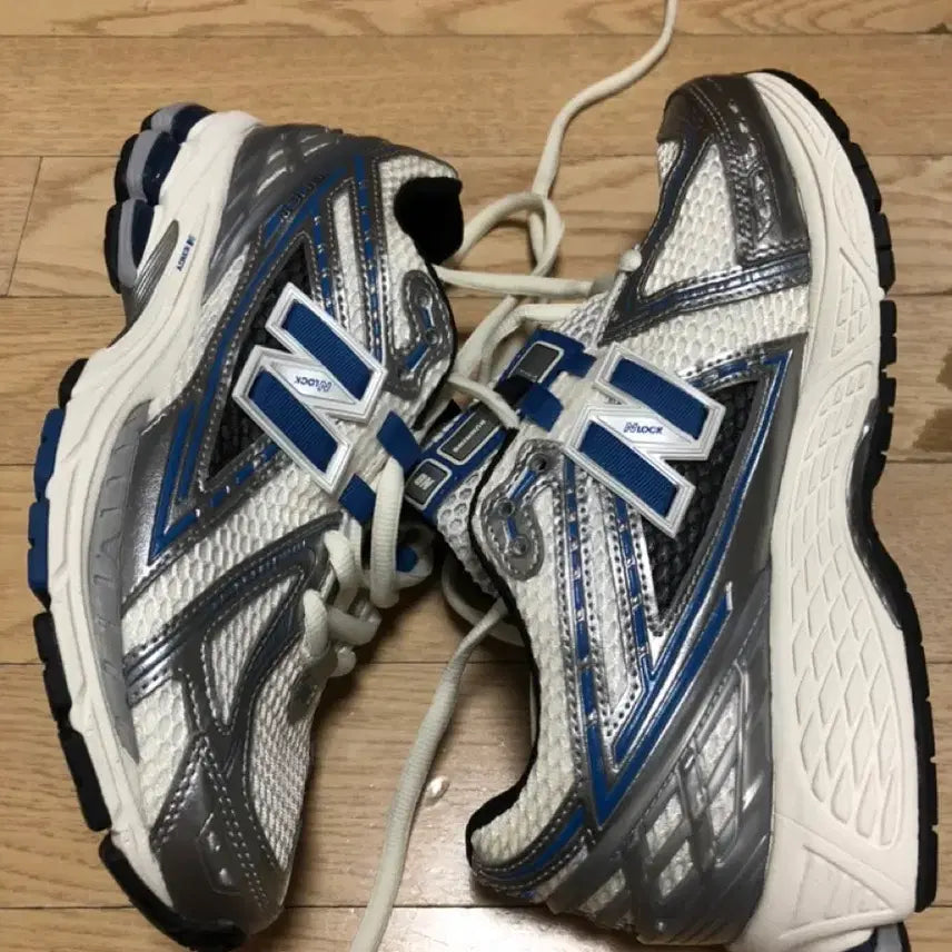[SOLD OUT] 뉴발란스1906R 메탈릭실버블루 255사이즈 새것 팜