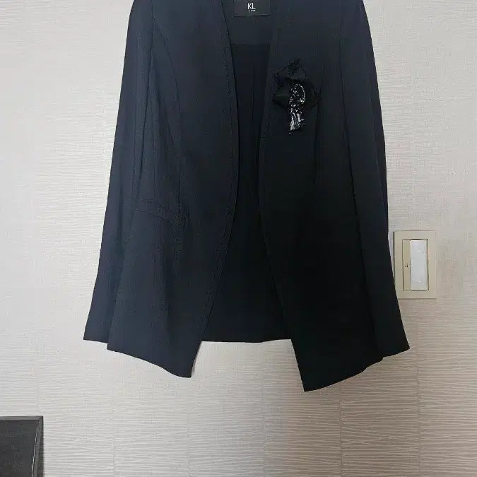 [BUNJANG] KL Lapel-less Jacket with Brooch Accent (Size 55) / KL 노카라 자켓 브로치 장식(55)