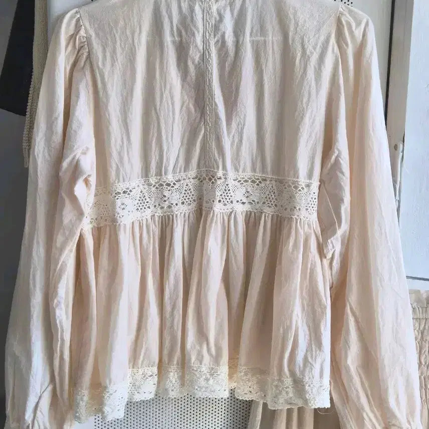 [BUNJANG] Lace Crochet Vintage Mood Light Beige Blouse / 레이스 크로셰 빈티지무드 연베이지 블라우스