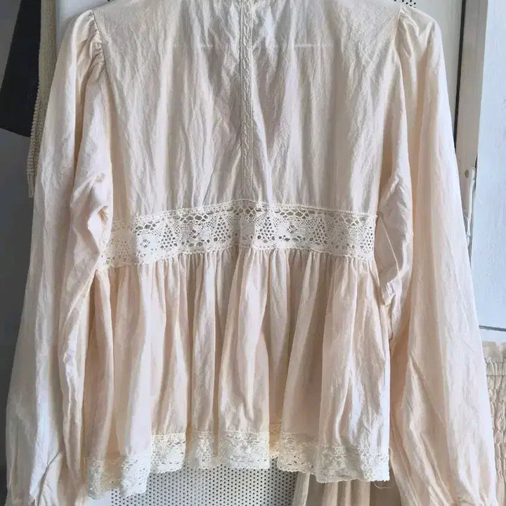 [BUNJANG] Lace Crochet Vintage Mood Light Beige Blouse / 레이스 크로셰 빈티지무드 연베이지 블라우스