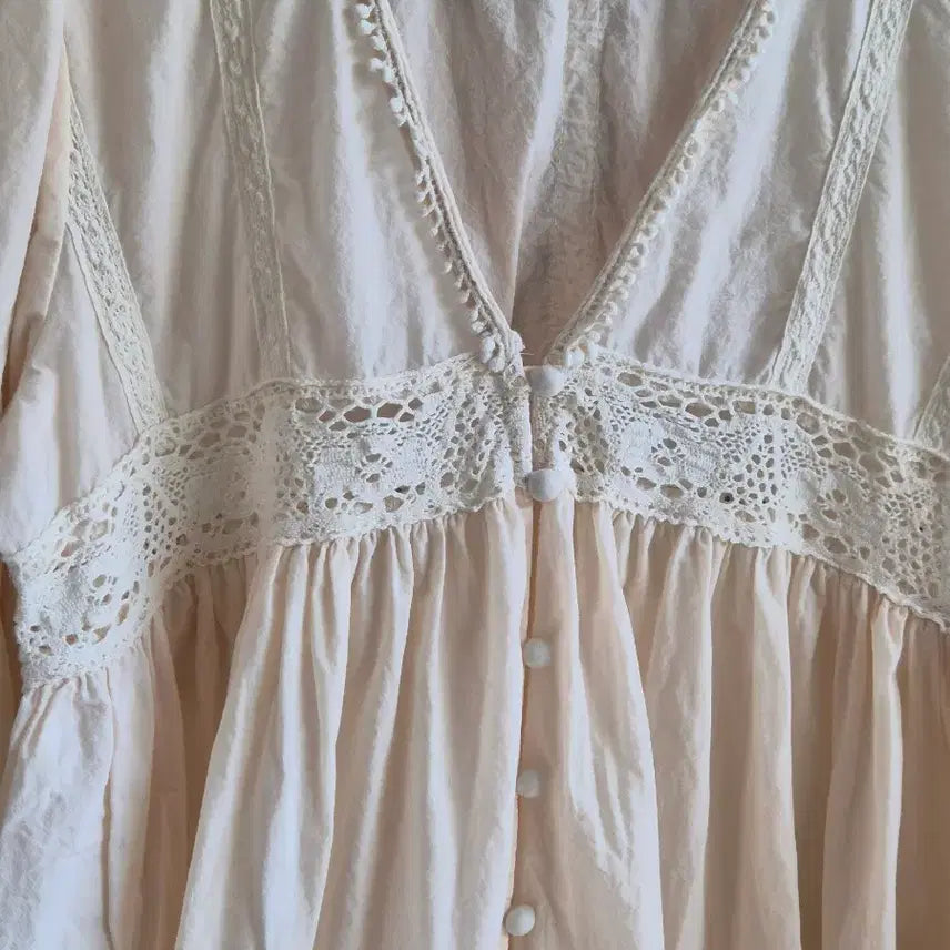 [BUNJANG] Lace Crochet Vintage Mood Light Beige Blouse / 레이스 크로셰 빈티지무드 연베이지 블라우스