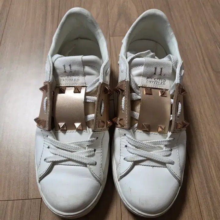 [SOLD OUT] 발렌티노 여성 락스터드 언타이틀 스니커즈  (36.5)