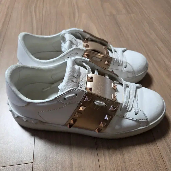 [SOLD OUT] 발렌티노 여성 락스터드 언타이틀 스니커즈  (36.5)