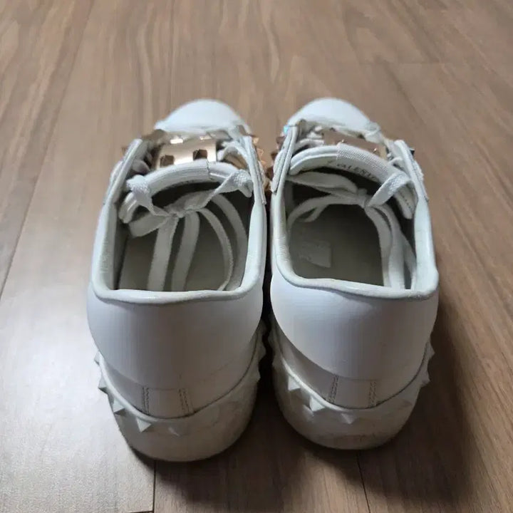 [SOLD OUT] 발렌티노 여성 락스터드 언타이틀 스니커즈  (36.5)