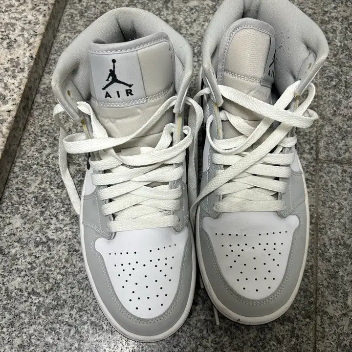 [BUNJANG] Nike Dunk Mid Gray/White Sneakers (US 7.5) / 나이키 덩크 미드(245)
