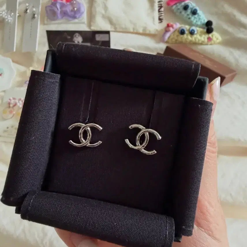 [BUNJANG] Chanel CC Logo Silver Earrings / 샤넬 CC 로고 실버 귀걸이 26P