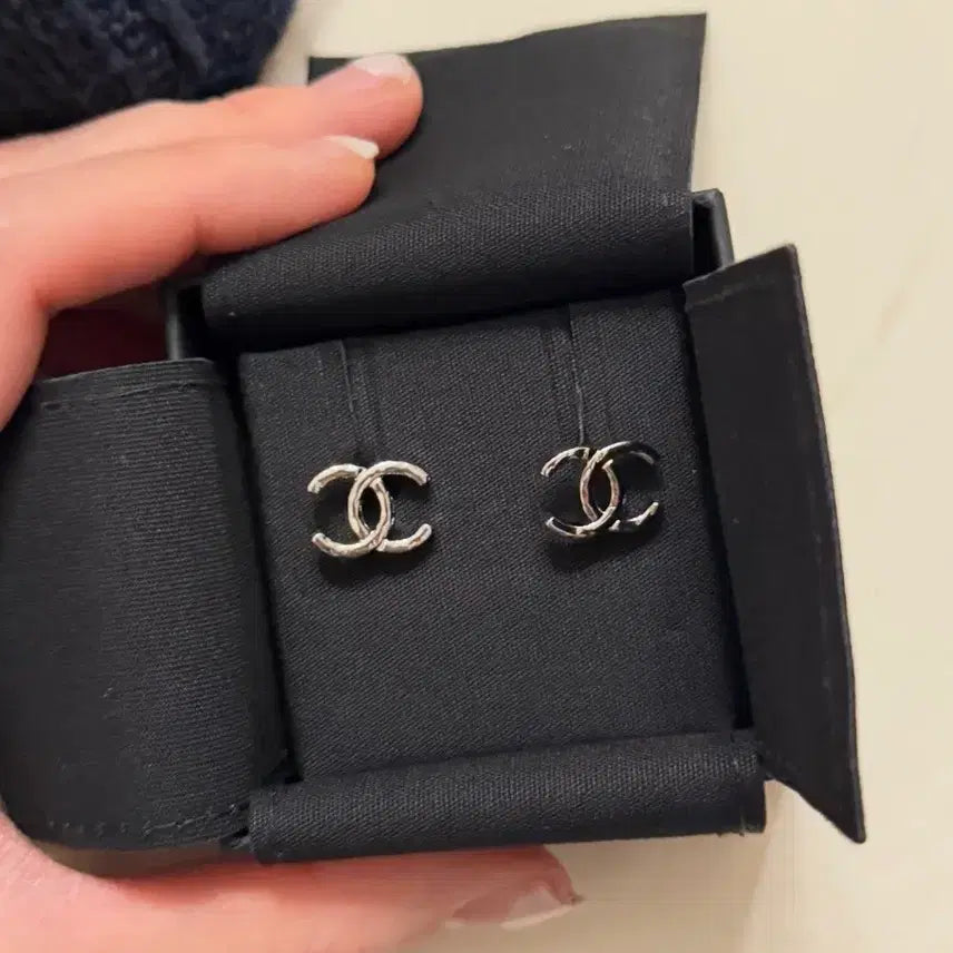 [BUNJANG] Chanel CC Logo Silver Earrings / 샤넬 CC 로고 실버 귀걸이 26P