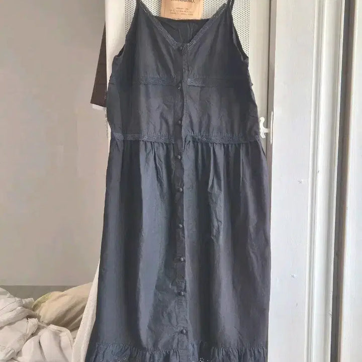 [SOLD OUT] 빈티지 모리걸 레이스 단추 디테일 블랙 끈원피스