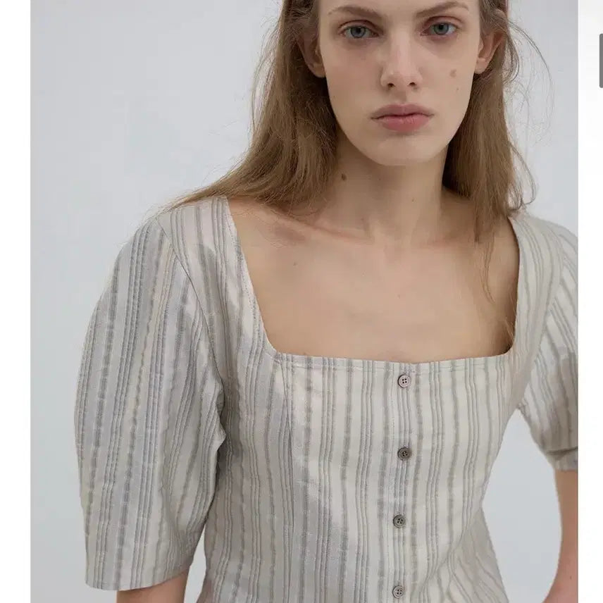 [BUNJANG] Overdue Flare Square Neck Volume Blouse / 오버듀플레어 신상 새상품 스퀘어넥 볼륨블라우스 여성반팔블라우스 반팔원피스