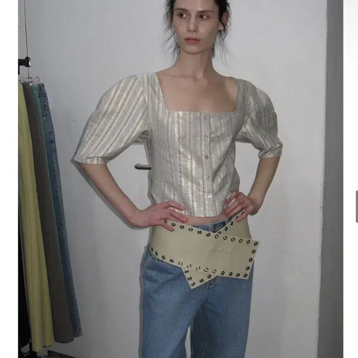[BUNJANG] Overdue Flare Square Neck Volume Blouse / 오버듀플레어 신상 새상품 스퀘어넥 볼륨블라우스 여성반팔블라우스 반팔원피스