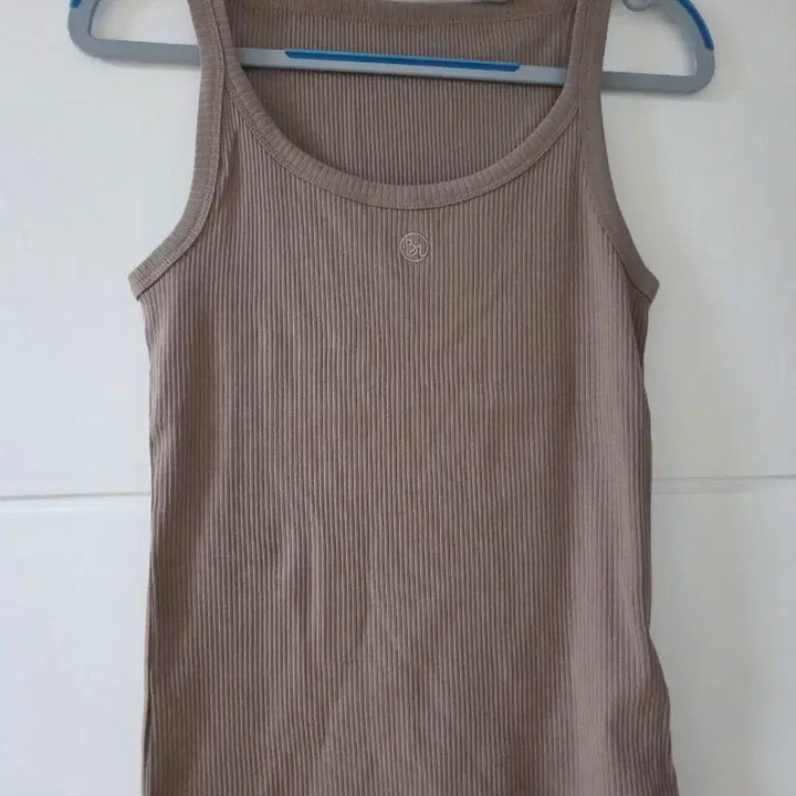 [BUNJANG] The Edge Ribbed Embroidery Sleeveless Top / 더 엣지 골지 자수 나시탑