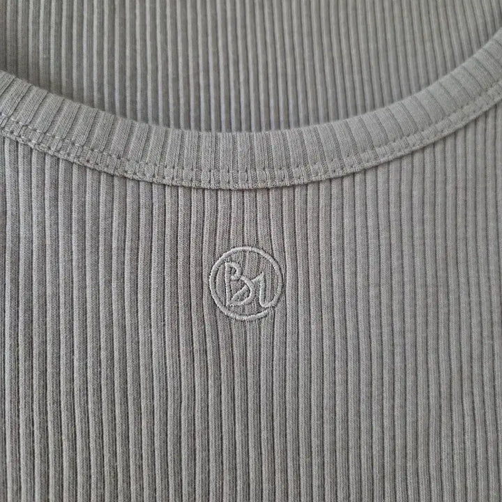 [BUNJANG] The Edge Ribbed Embroidery Sleeveless Top / 더 엣지 골지 자수 나시탑