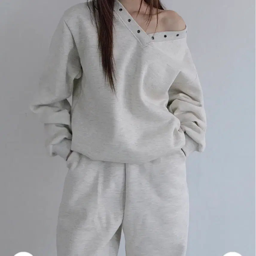 [SOLD OUT] 오오엠엘 아일렛 브이넥 스웻 셔츠 오트밀